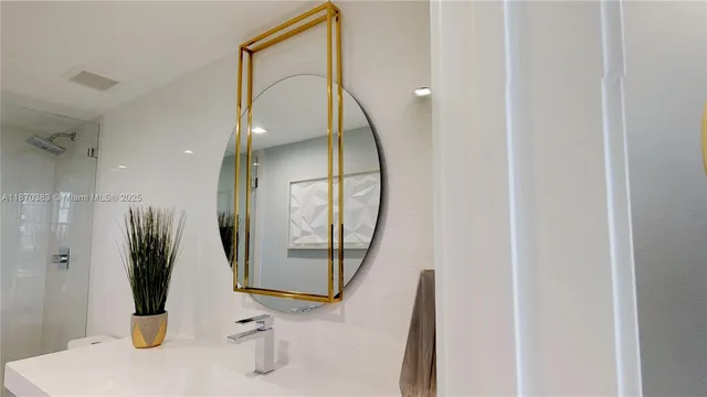 $5,000 | 5601 Collins Avenue, Unit 1225, Miami Beach, FL 33140