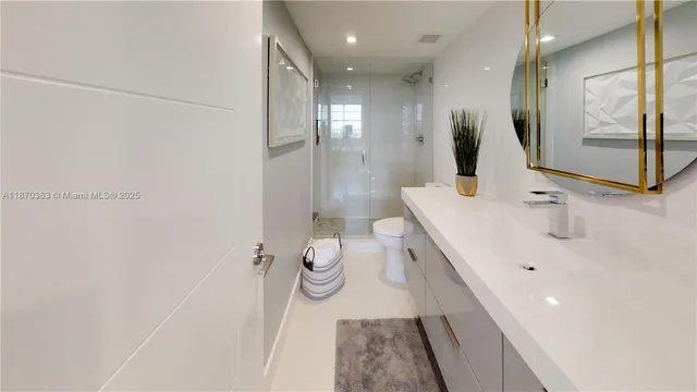 $5,000 | 5601 Collins Avenue, Unit 1225, Miami Beach, FL 33140