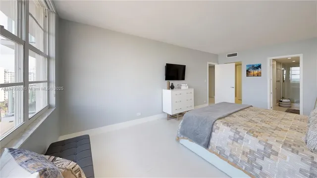 $5,000 | 5601 Collins Avenue, Unit 1225, Miami Beach, FL 33140