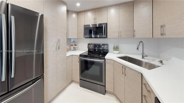 $5,000 | 5601 Collins Avenue, Unit 1225, Miami Beach, FL 33140