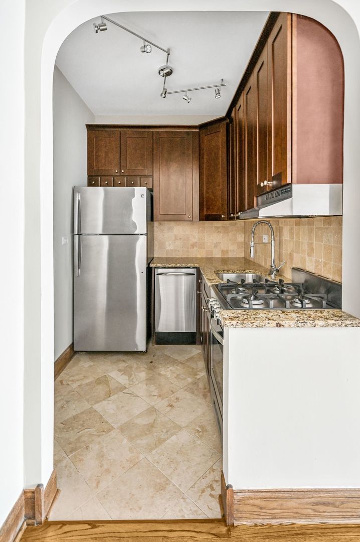 6101 North Sheridan Road, Unit 14H Chicago, IL 60660 - Photo 9 of 19