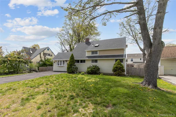 $799,000 | 28 Apollo Lane, Hicksville, NY 11801