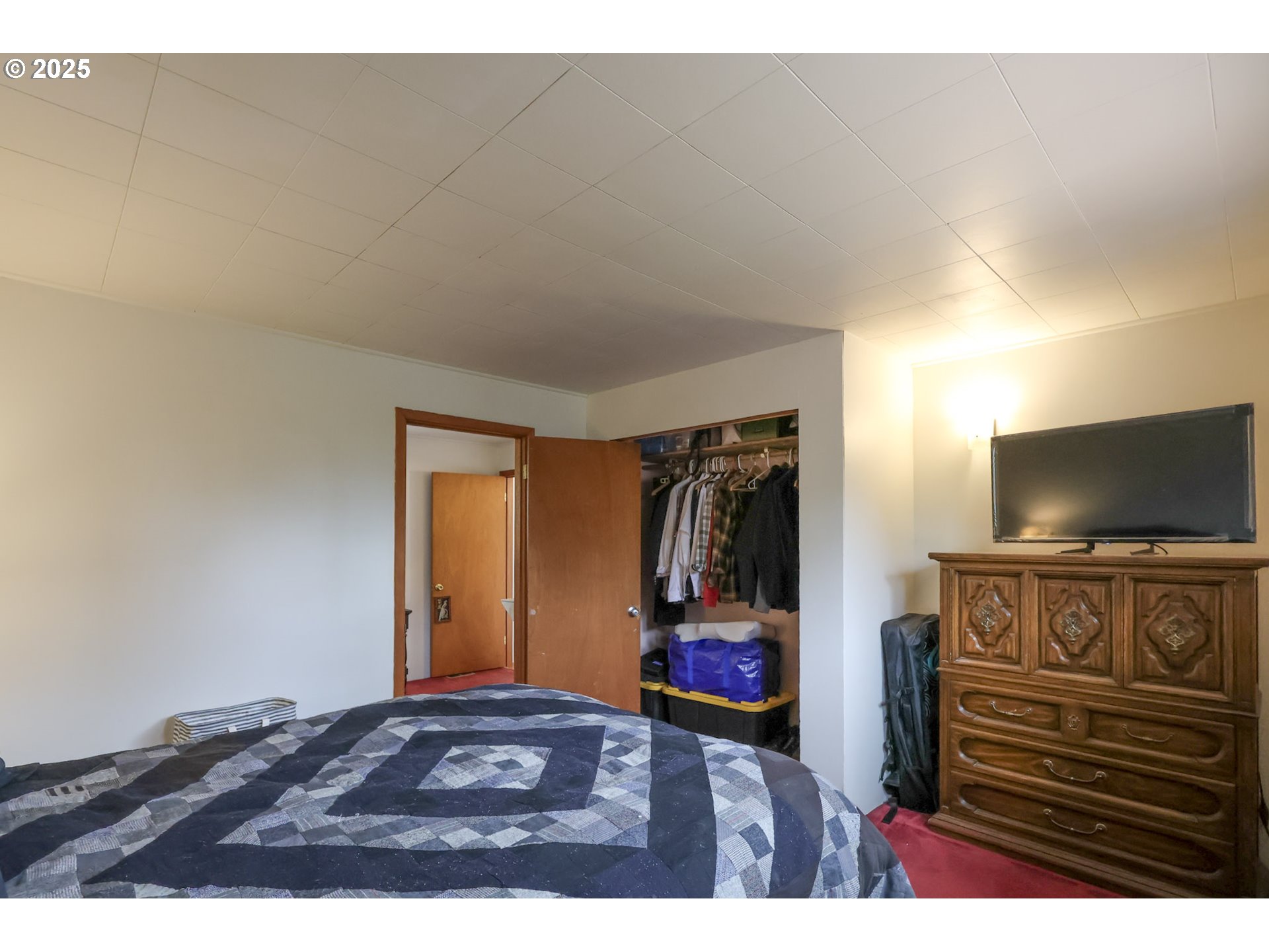 472 Northwest Hot Springs Alameda Road Stevenson, WA 98648 - Photo 18 of 28 a bedroom with a bed and a flat screen tv