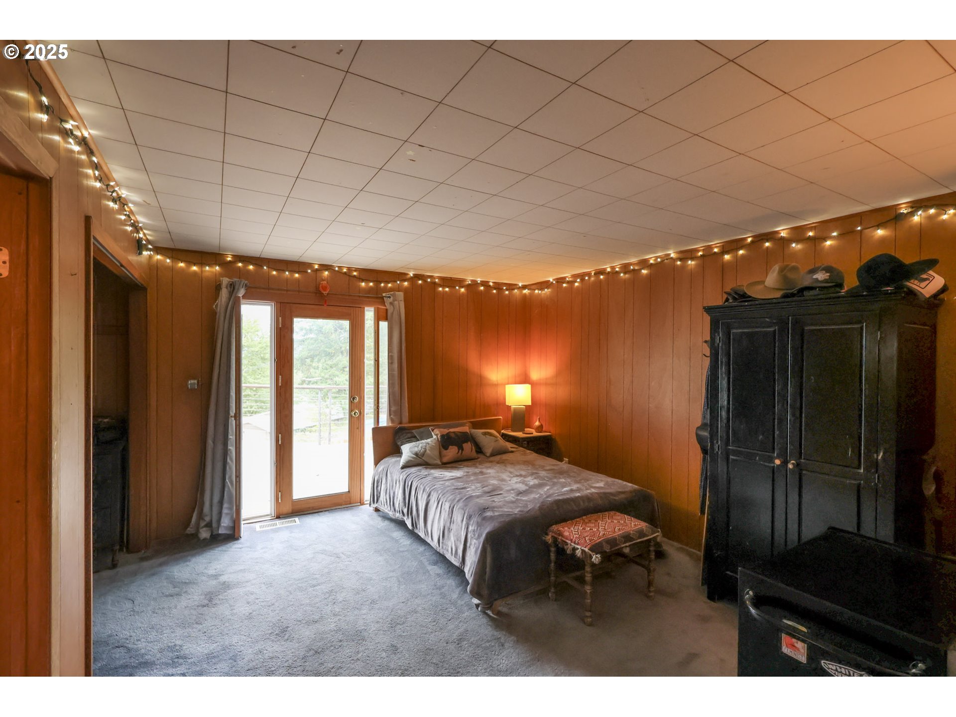 472 Northwest Hot Springs Alameda Road Stevenson, WA 98648 - Photo 22 of 28 a bedroom with a bed a lamp and a large window