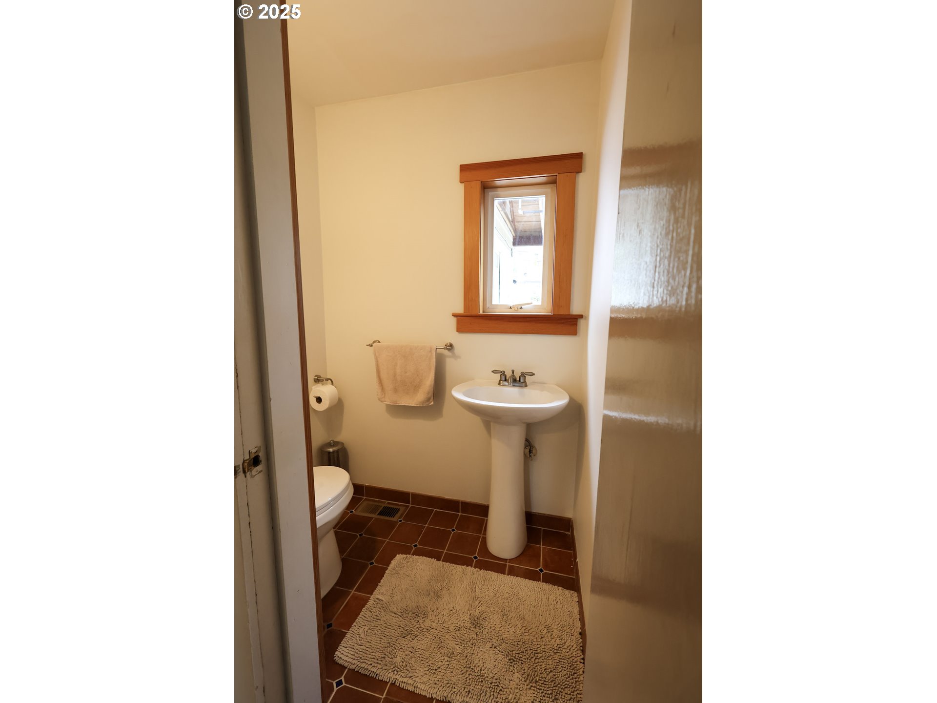 472 Northwest Hot Springs Alameda Road Stevenson, WA 98648 - Photo 23 of 28 a bathroom with a sink and a toilet