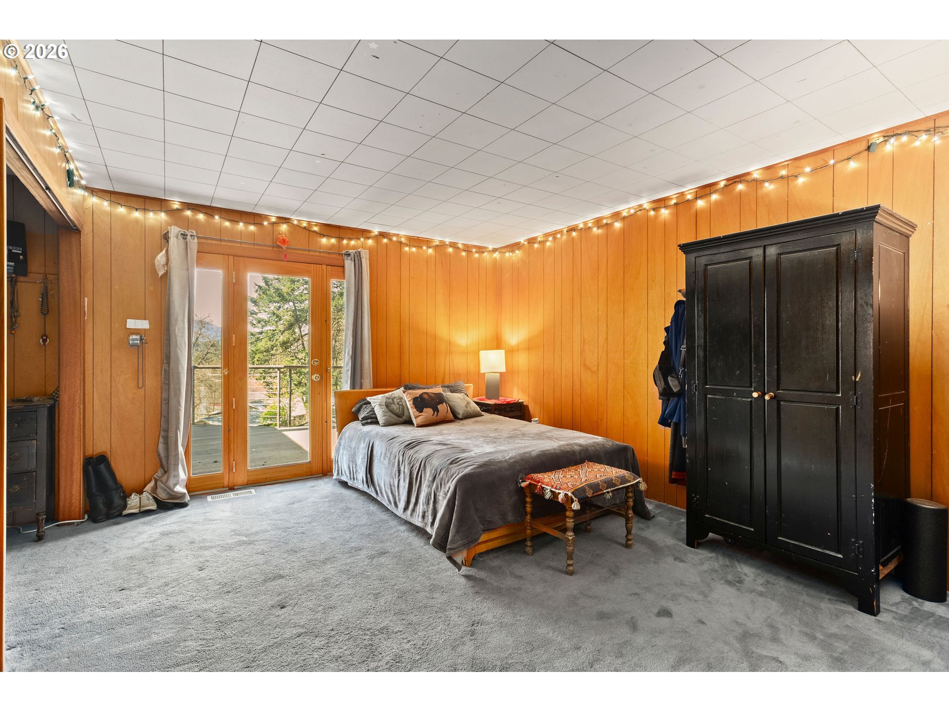 472 Northwest Hot Springs Alameda Road Stevenson, WA 98648 - Photo 40 of 48 a bed room with a bed and a large window