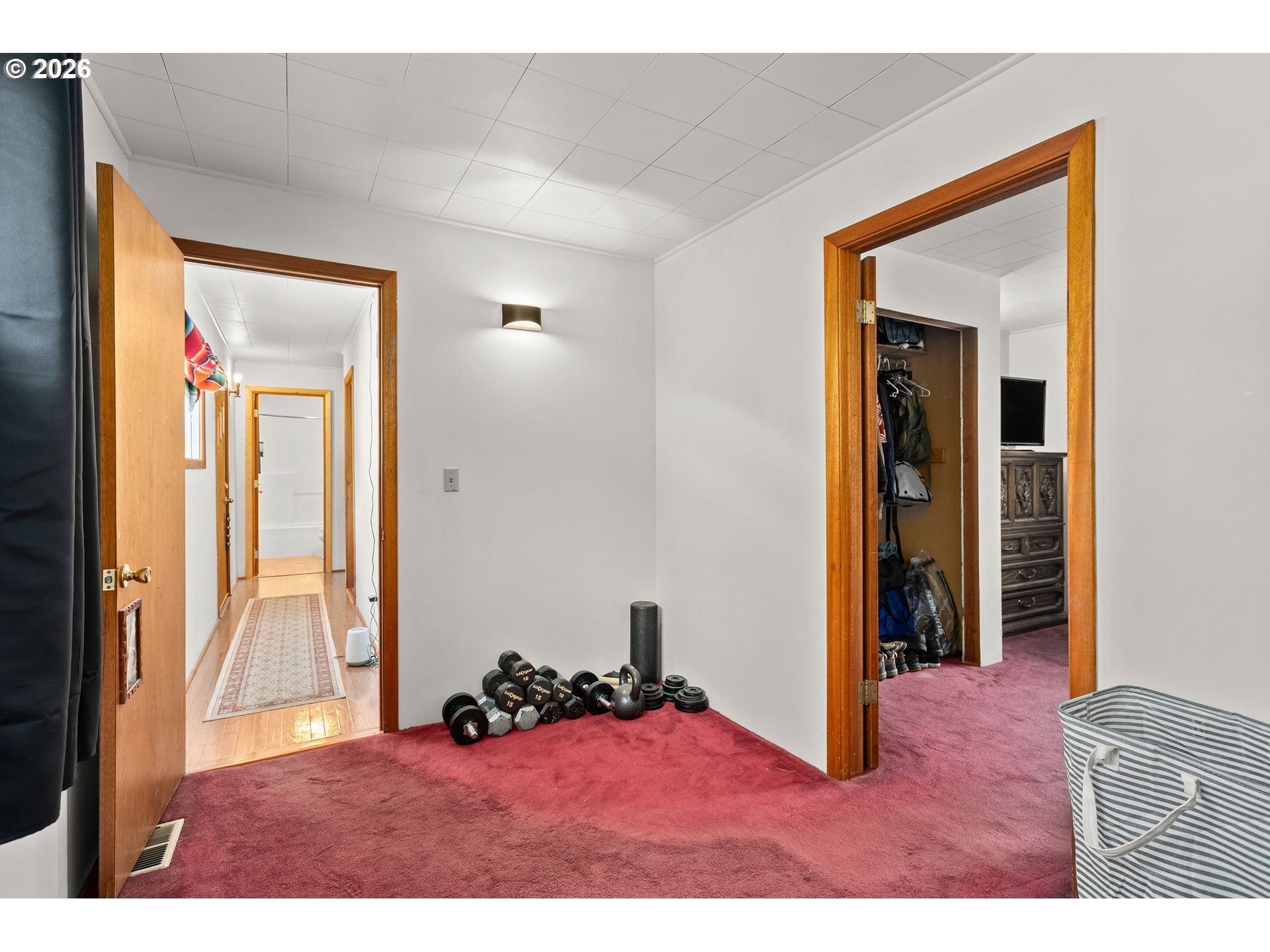 472 Northwest Hot Springs Alameda Road Stevenson, WA 98648 - Photo 45 of 48 a view of a livingroom from a hallway