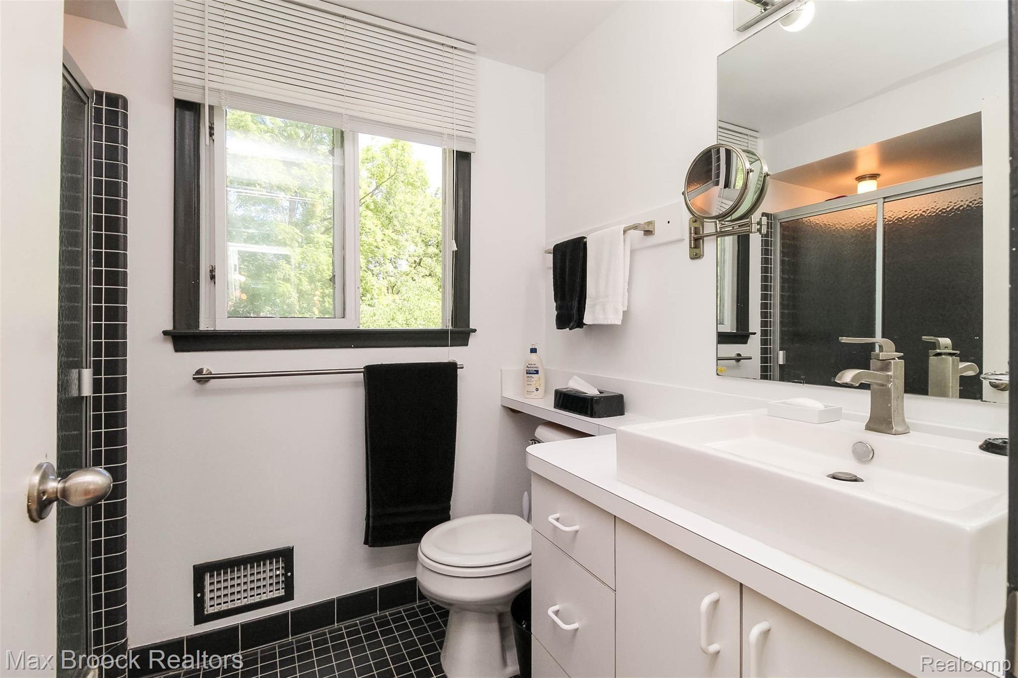35216 Old Timber Road Farmington, MI 48331 - Photo 18 of 32 Full bath