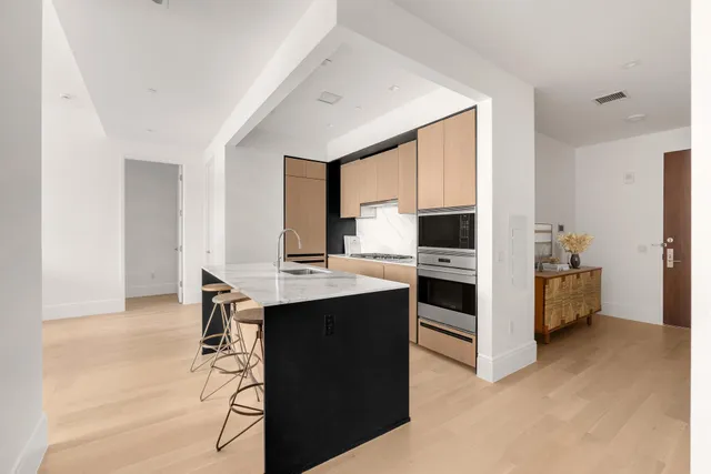 $3,395,000 | 215 East 19th Street, Unit 7H | Gramercy