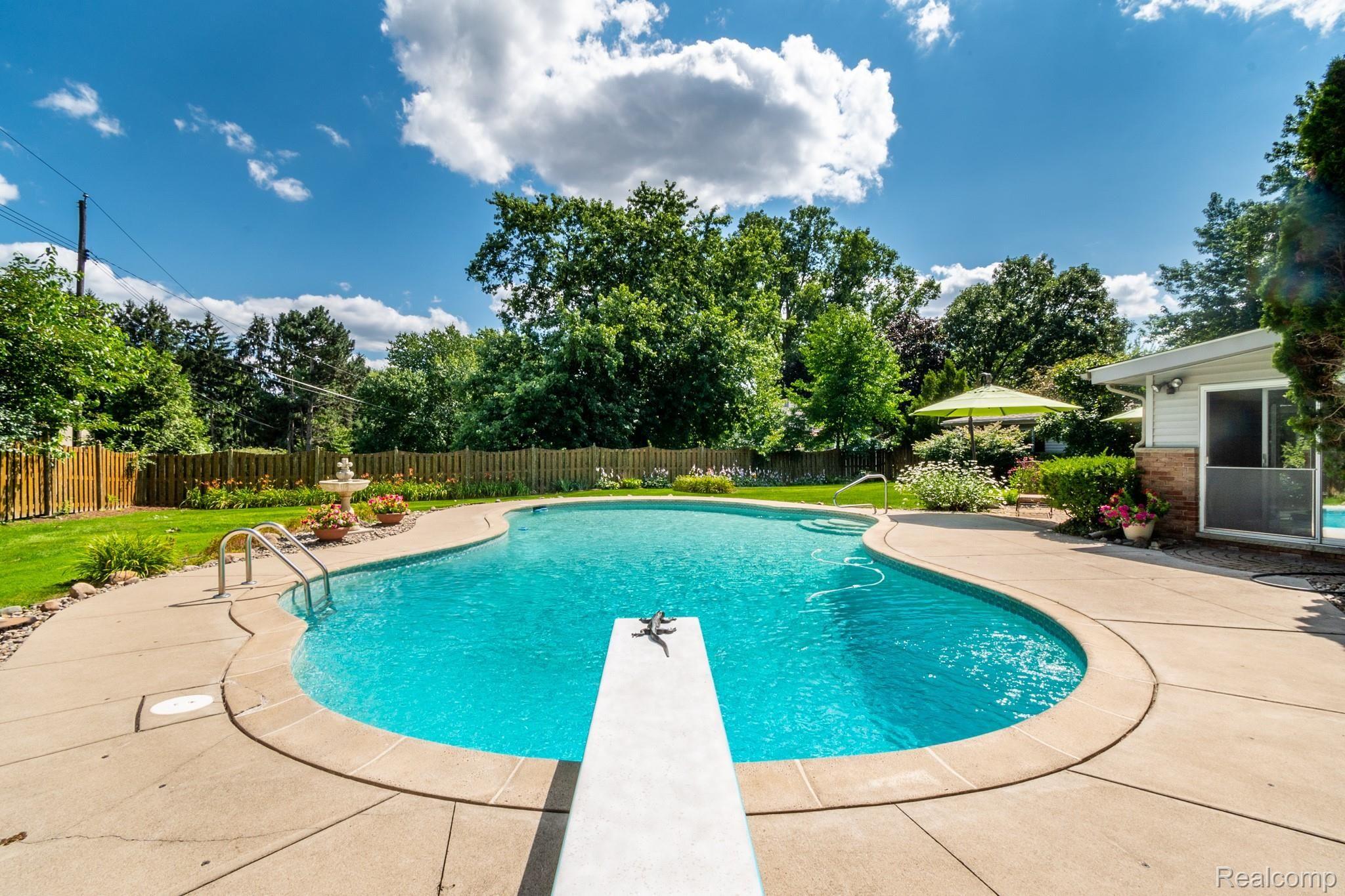 380 Donegal Drive Rochester, MI 48309 - Photo 29 of 34 Pool View