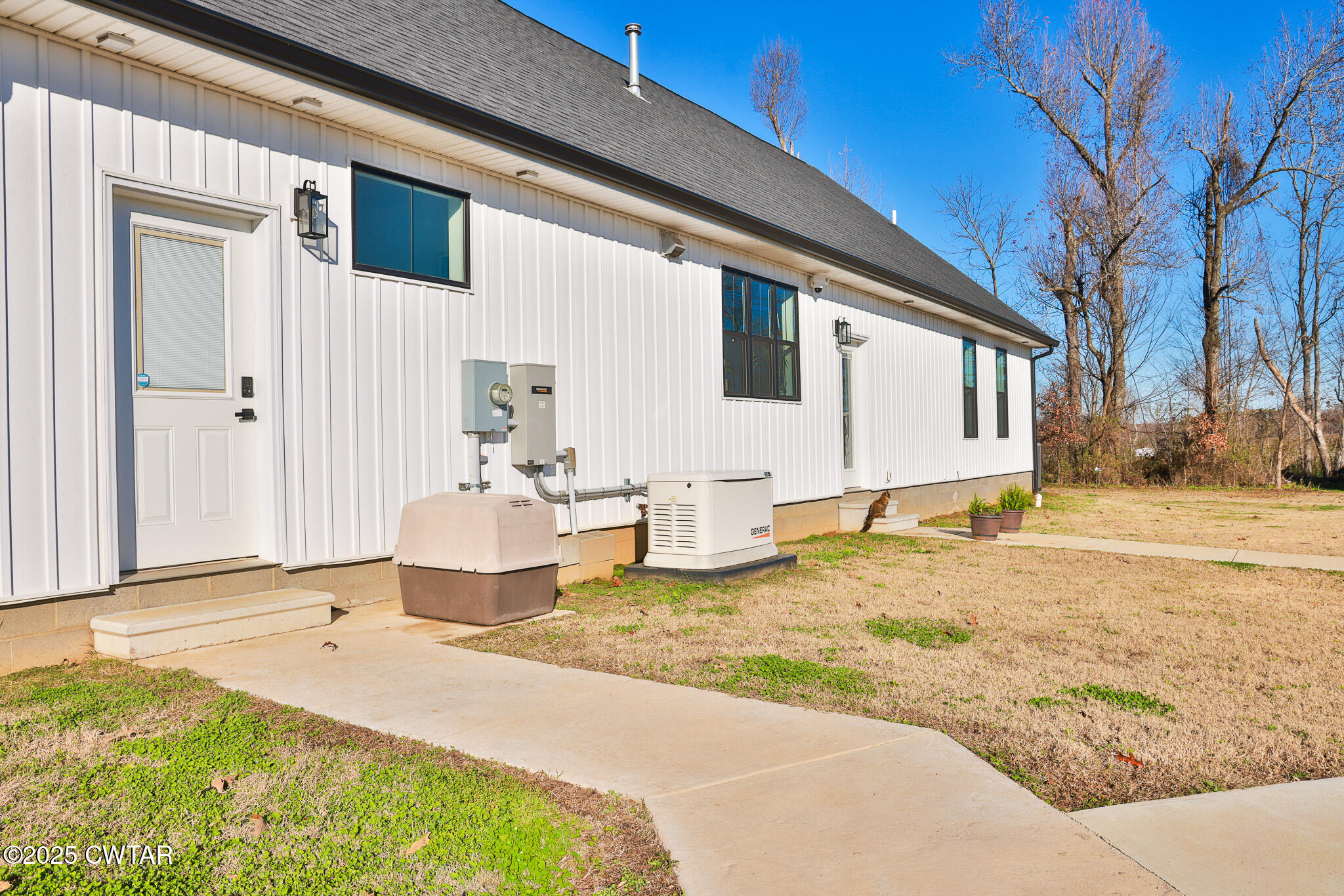 350 Klutts Road Dresden, TN 38225 - Photo 33 of 39 a bathroom with a tub and mirror