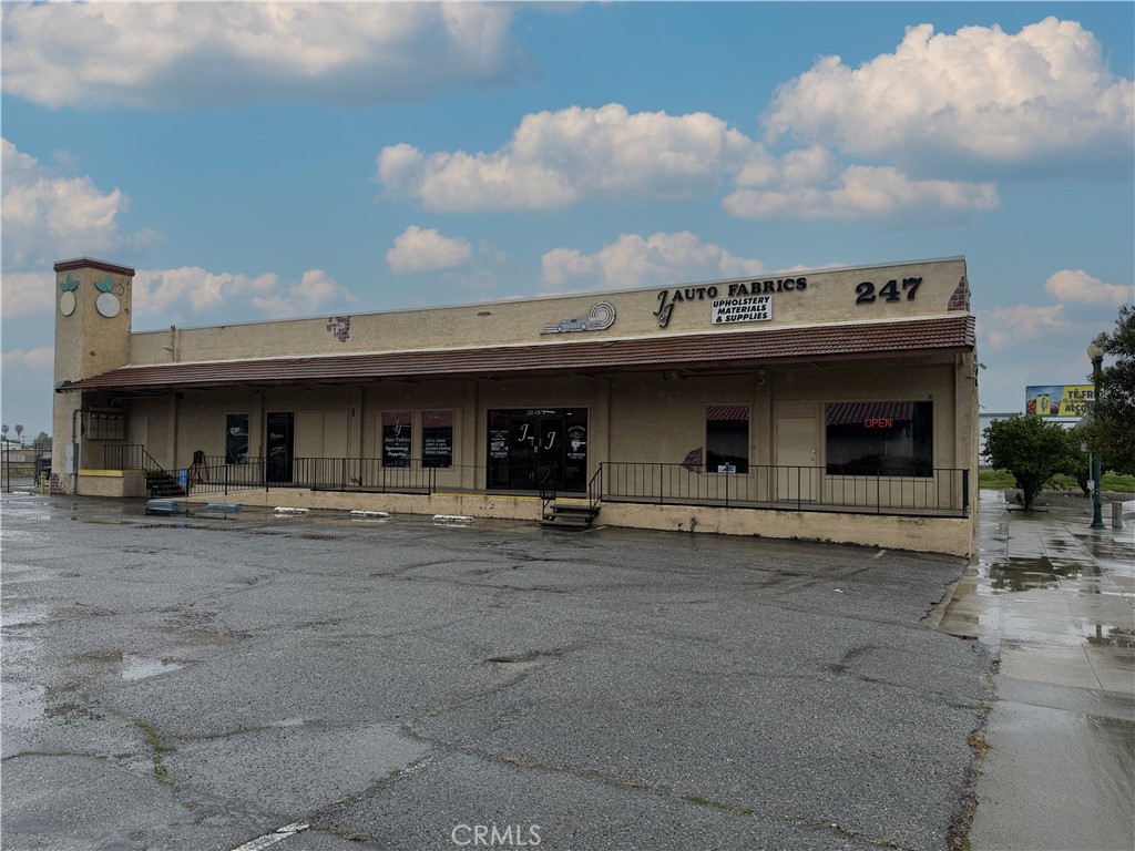 a view of a car park in front of house