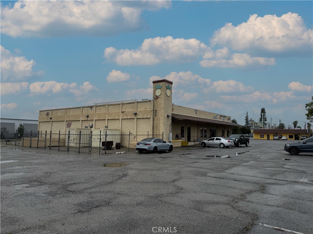 247 South Riverside Avenue Rialto, CA 92376 - Photo 3 of 34