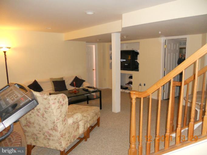 4101 Roop Road Mount Airy, MD 21771 - Photo 4 of 28 a bedroom with bed and a window