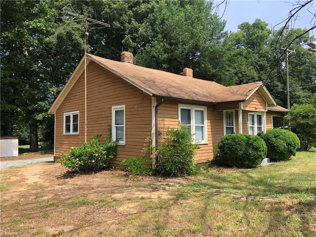890 Cunningham Road Thomasville, NC 27360 - Photo 1 of 11 Front of home