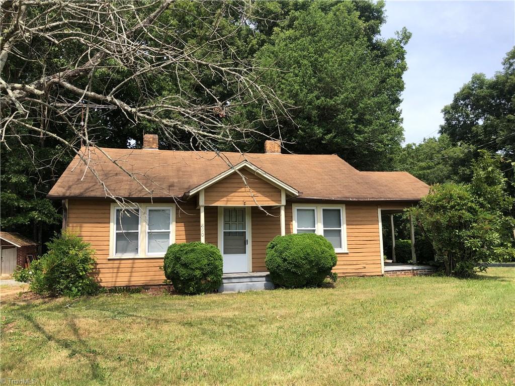 890 Cunningham Road Thomasville, NC 27360 - Photo 2 of 11 Front & side of home