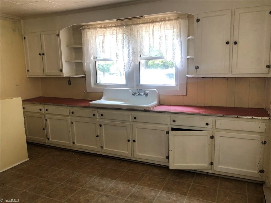 890 Cunningham Road Thomasville, NC 27360 - Photo 6 of 11 Kitchen in the home