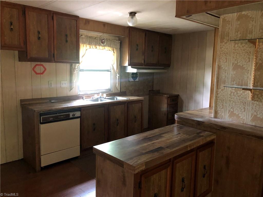 890 Cunningham Road Thomasville, NC 27360 - Photo 10 of 11 Kitchen in the mobile home