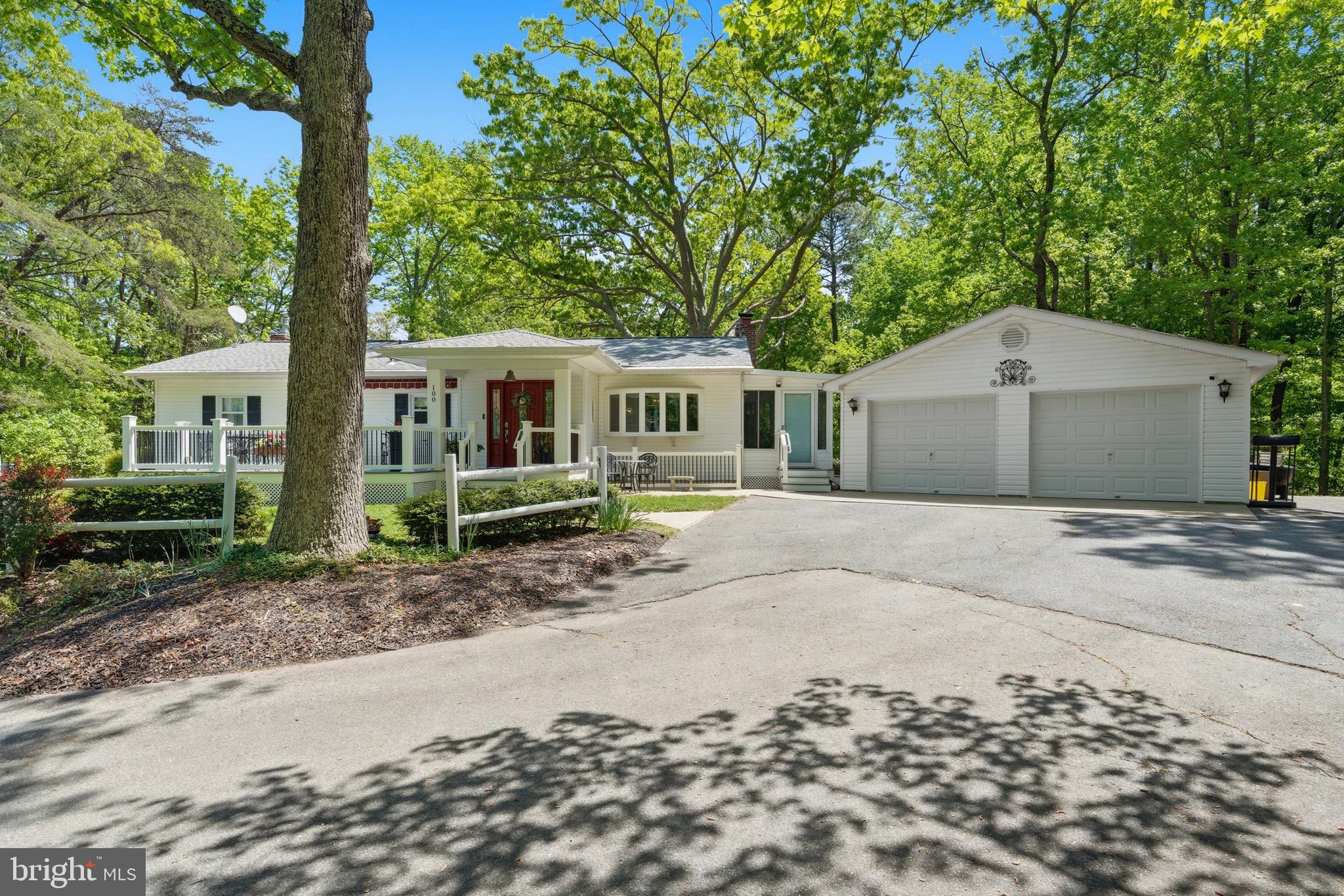 Charming 3 bed 2.5 bath on 1 acre in St. Leonard!