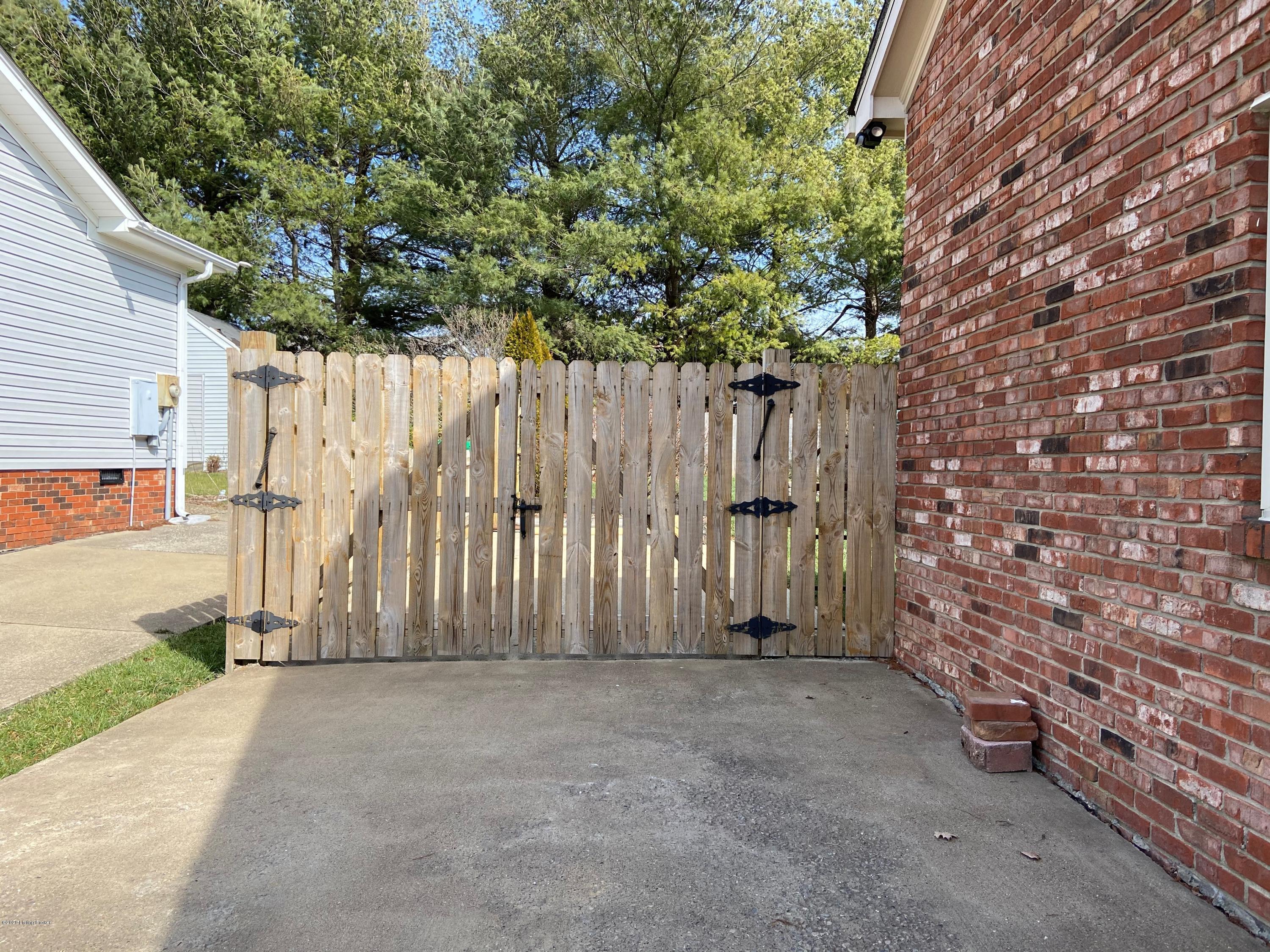 207 Rolling Ridge Way Simpsonville, KY 40067 - Photo 61 of 67 Side driveway
