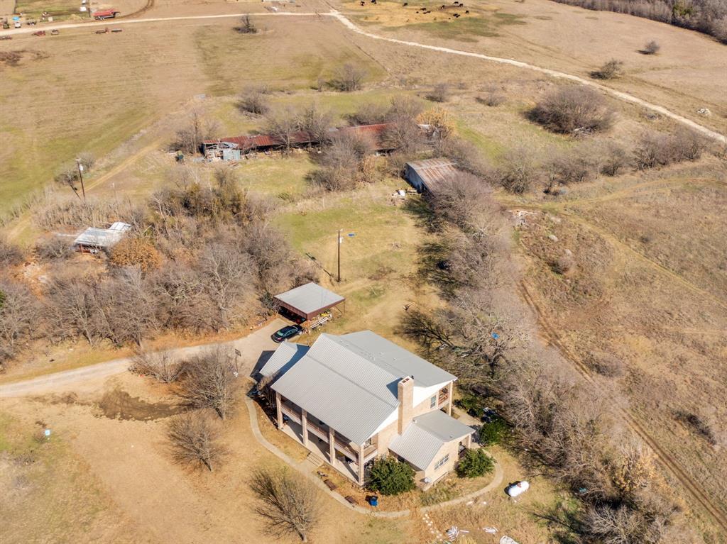 10400 Baucum Road Midlothian, TX 76065 - Photo 3 of 17 view of a backyard of the house