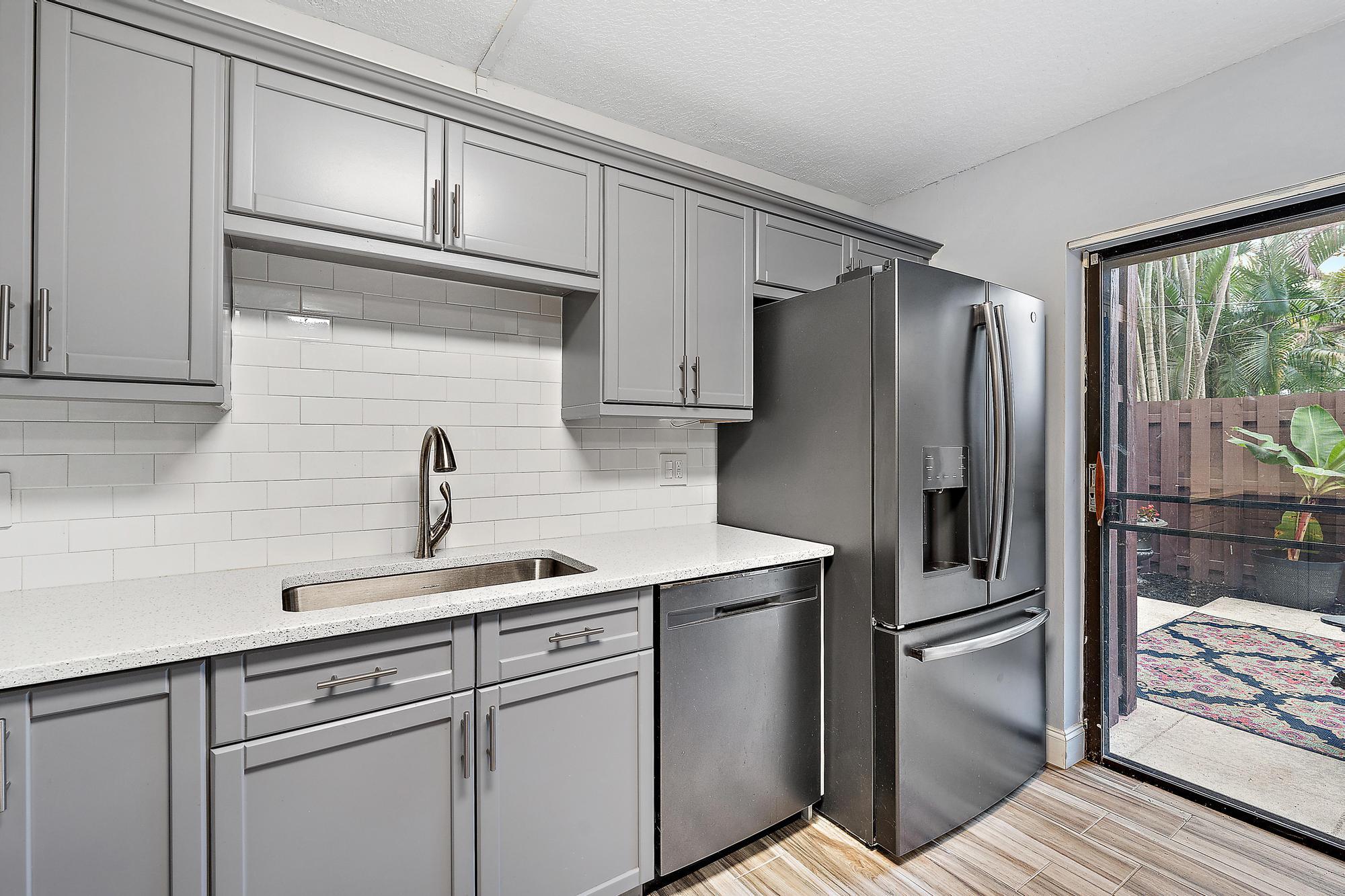 825 Center Street, Unit 1B Jupiter, FL 33458 - Photo 11 of 28 Kitchen