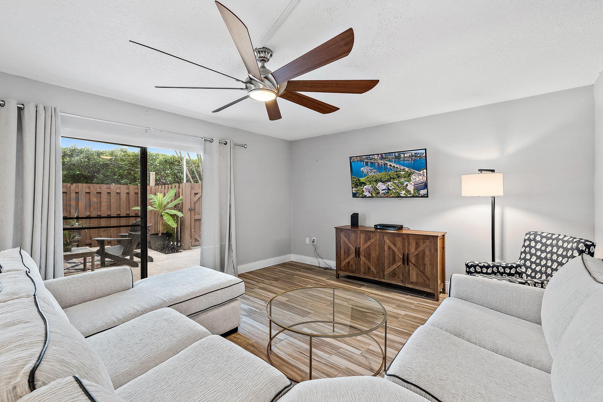 825 Center Street, Unit 1B Jupiter, FL 33458 - Photo 12 of 28 Living Room