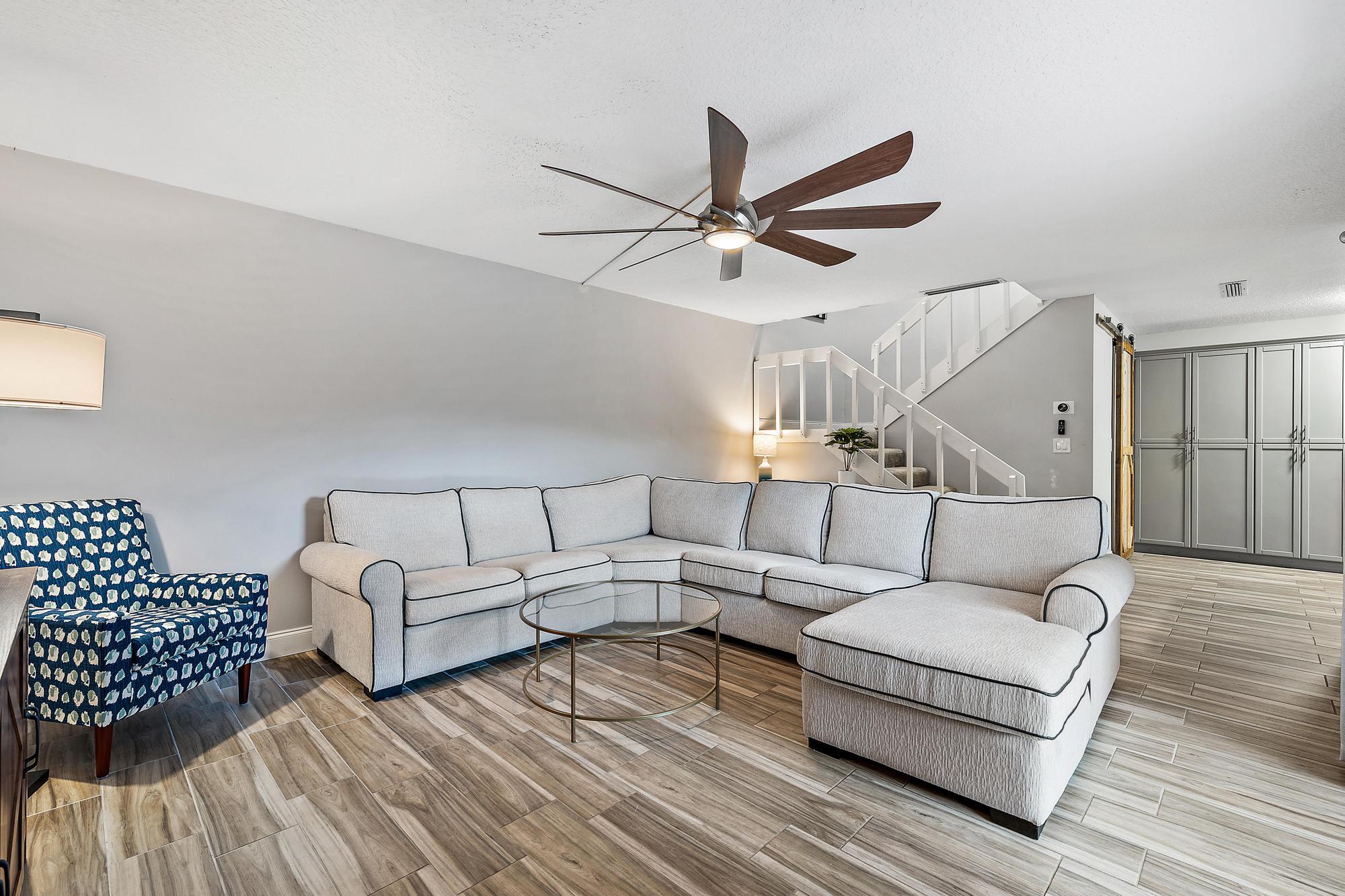 825 Center Street, Unit 1B Jupiter, FL 33458 - Photo 13 of 28 Living Room