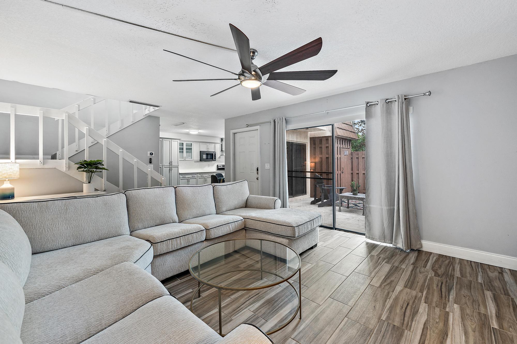 825 Center Street, Unit 1B Jupiter, FL 33458 - Photo 14 of 28 Living Room