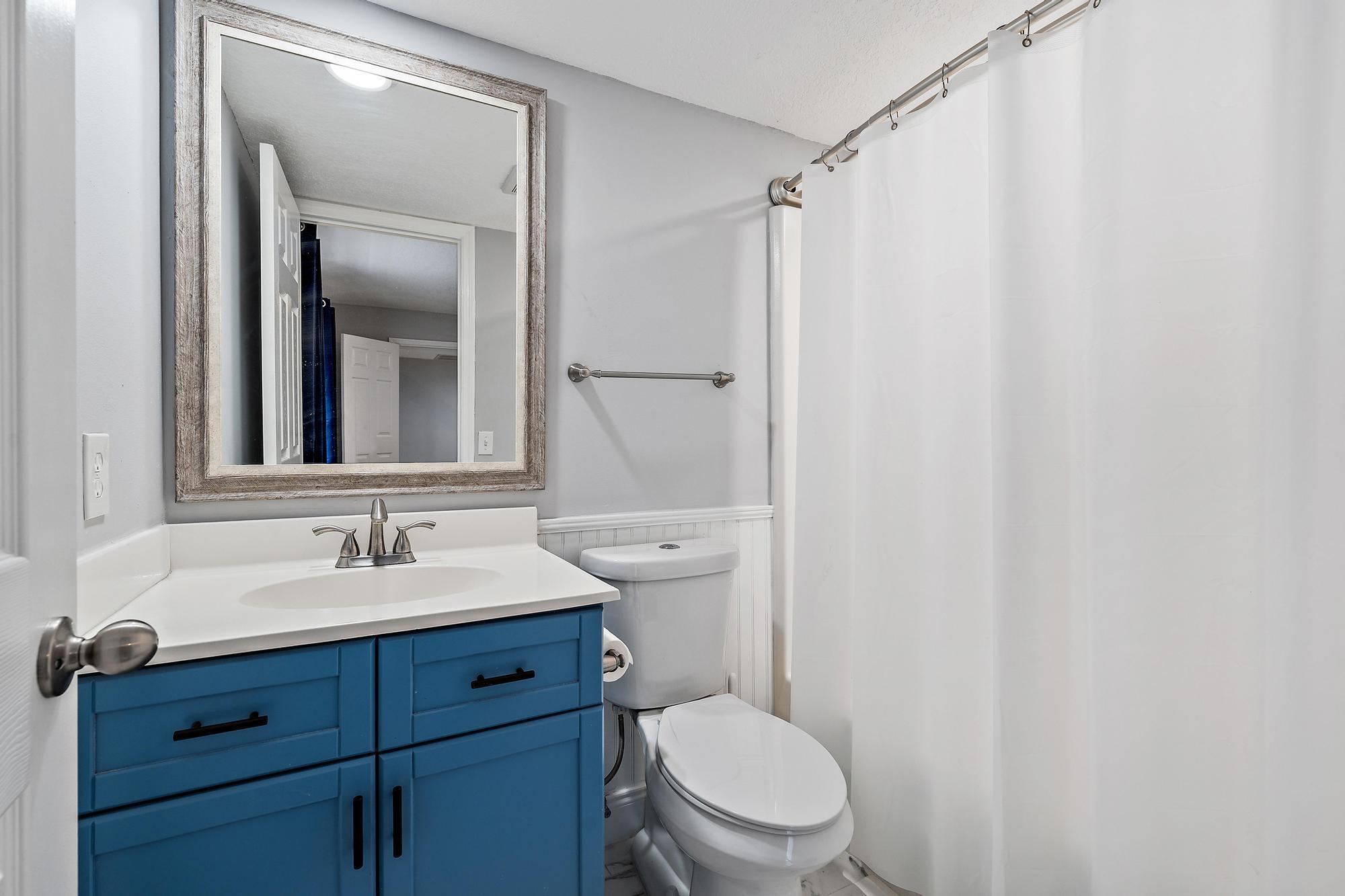 825 Center Street, Unit 1B Jupiter, FL 33458 - Photo 17 of 28 Guest Bath