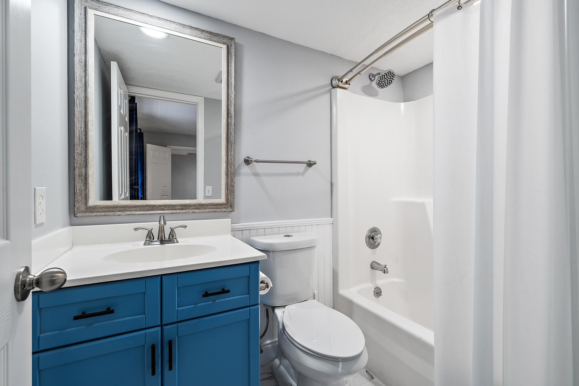 825 Center Street, Unit 1B Jupiter, FL 33458 - Photo 18 of 28 Guest Bath