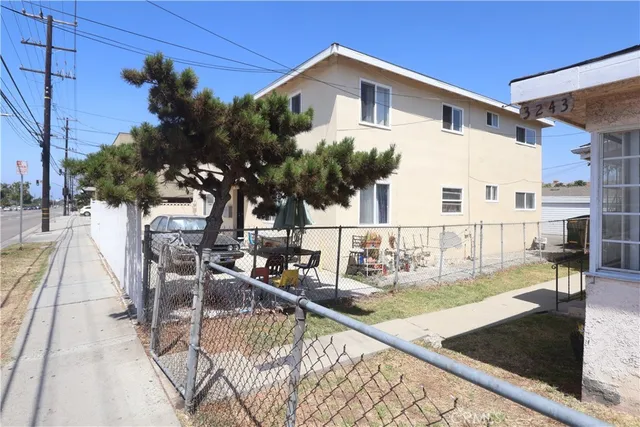 a view of a house with backyard and sitting area
