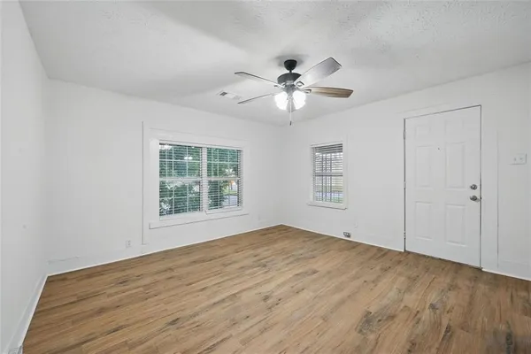 $1,175 | 906 East Houston Street, Sherman, TX 75090