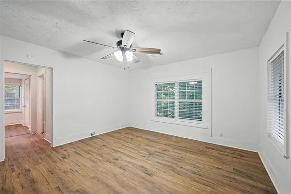 $1,175 | 906 East Houston Street, Sherman, TX 75090