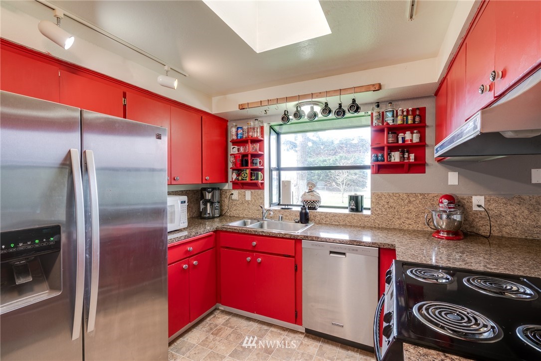 1925 Island View Road Oak Harbor, WA 98277 - Photo 12 of 20 Gallery Image 12