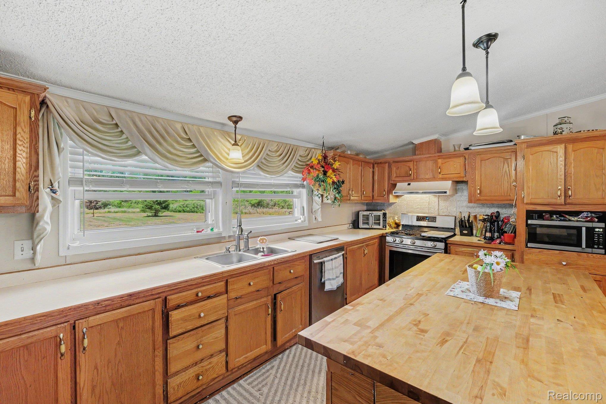 4242 Skelton Road Columbiaville, MI 48421 - Photo 6 of 21 009_file_3202.jpg