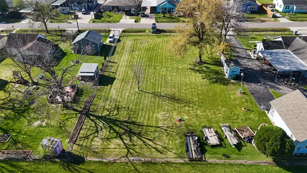 a view of yard with green space