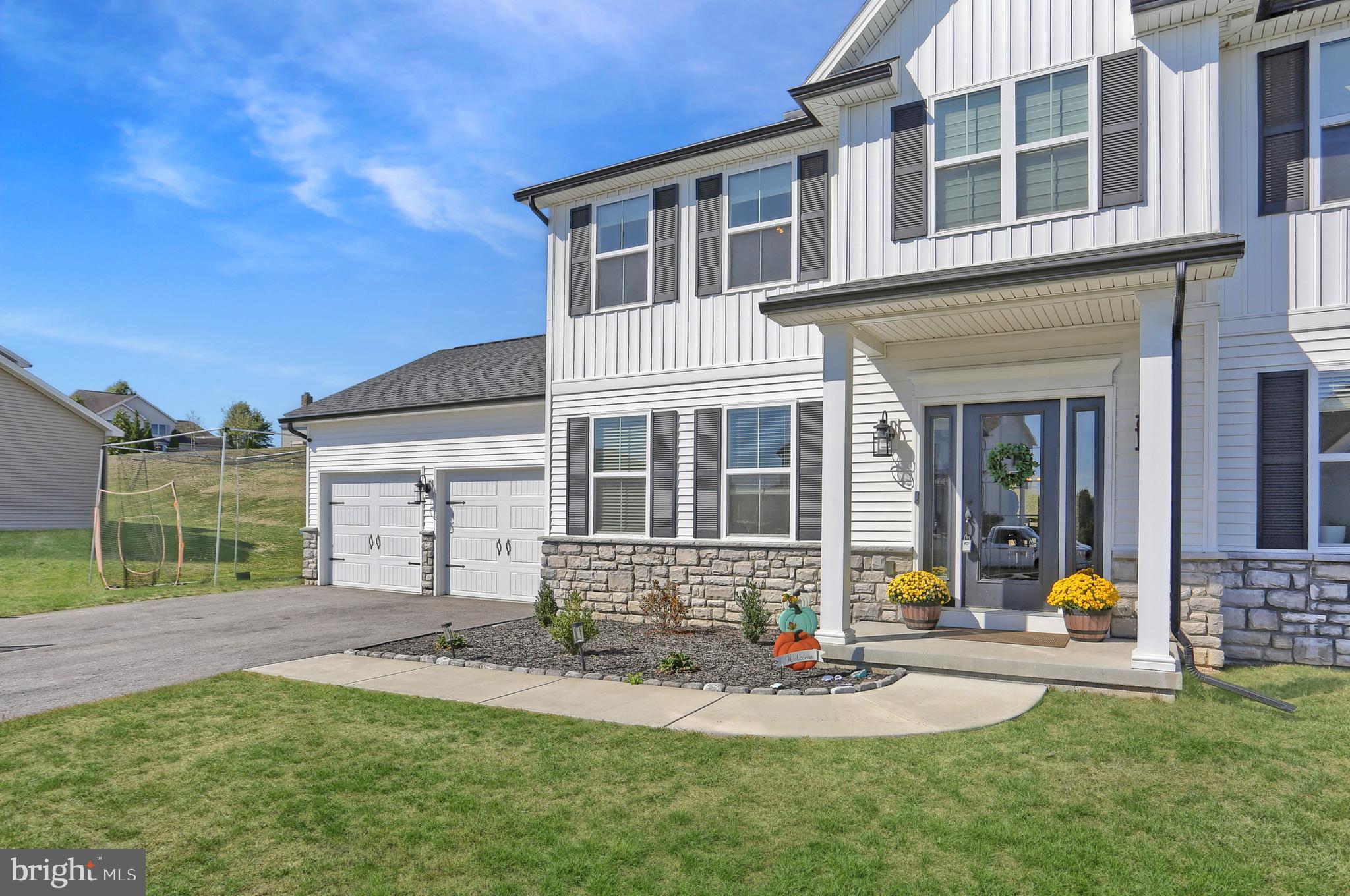 509 Elm Street Harrisburg, PA 17112 - Photo 5 of 41 front view of a house with a yard