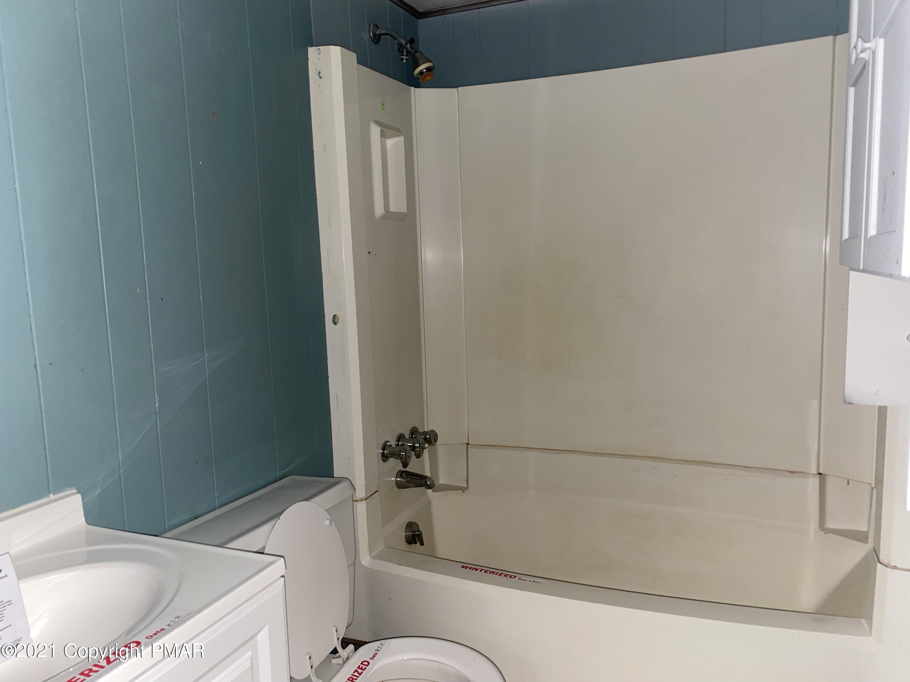 1194 Deer Run Pocono Pines, PA 18350 - Photo 8 of 14 a bathroom with a bathtub and toilet