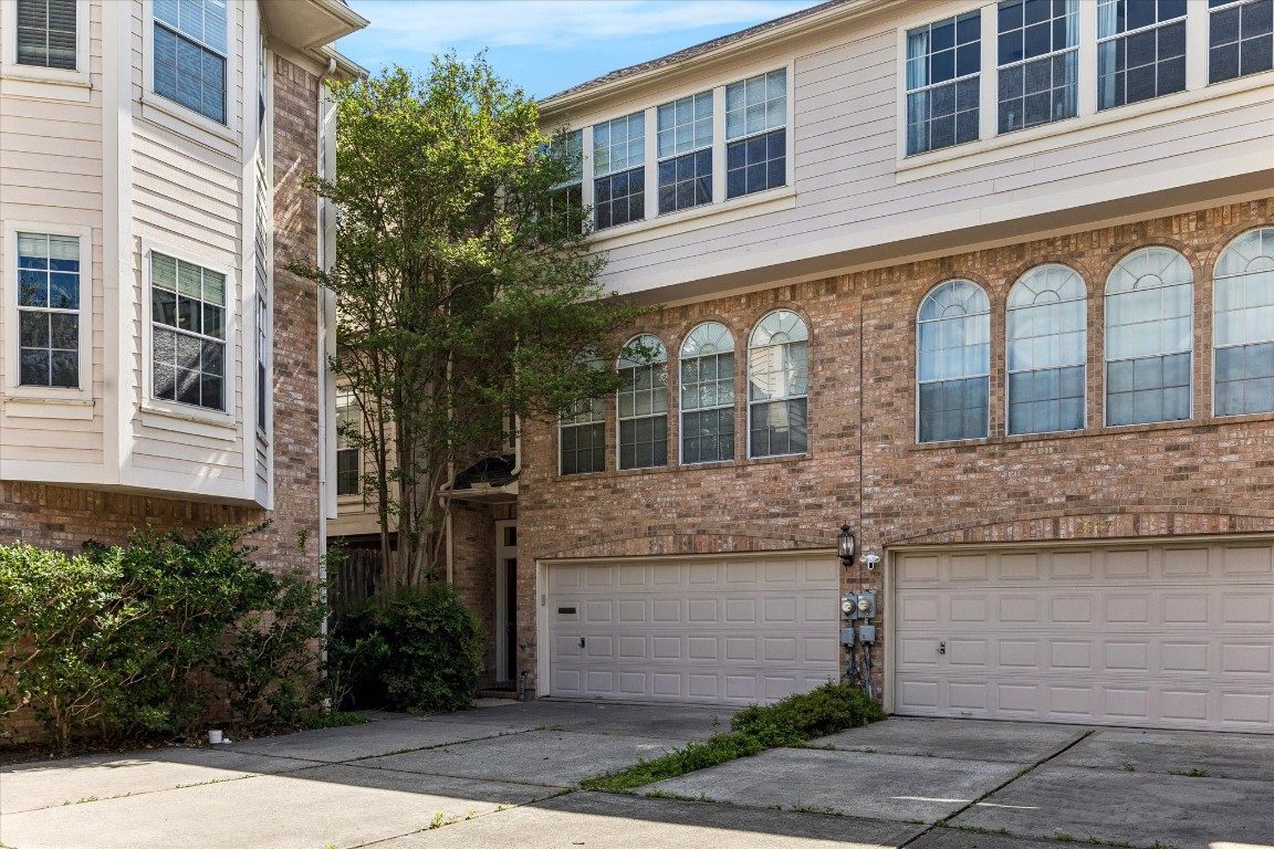 2915 Jackson Street Houston, TX 77004 - Photo 1 of 23 a front view of a building