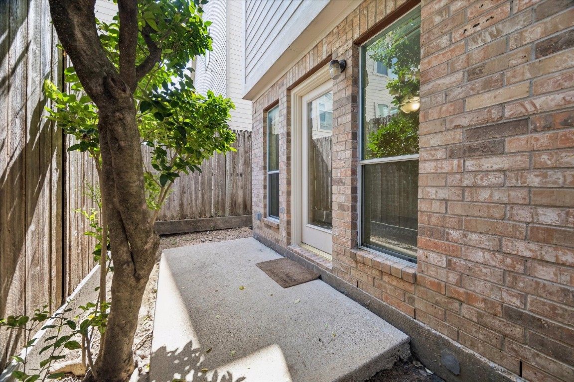 2915 Jackson Street Houston, TX 77004 - Photo 20 of 23 a view of backyard with patio
