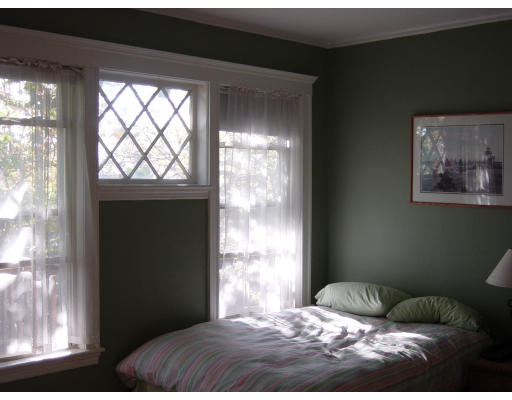 185 Rawson Road, Unit 3 Brookline, MA 02445 - Photo 15 of 18 a bedroom with a bed and a window