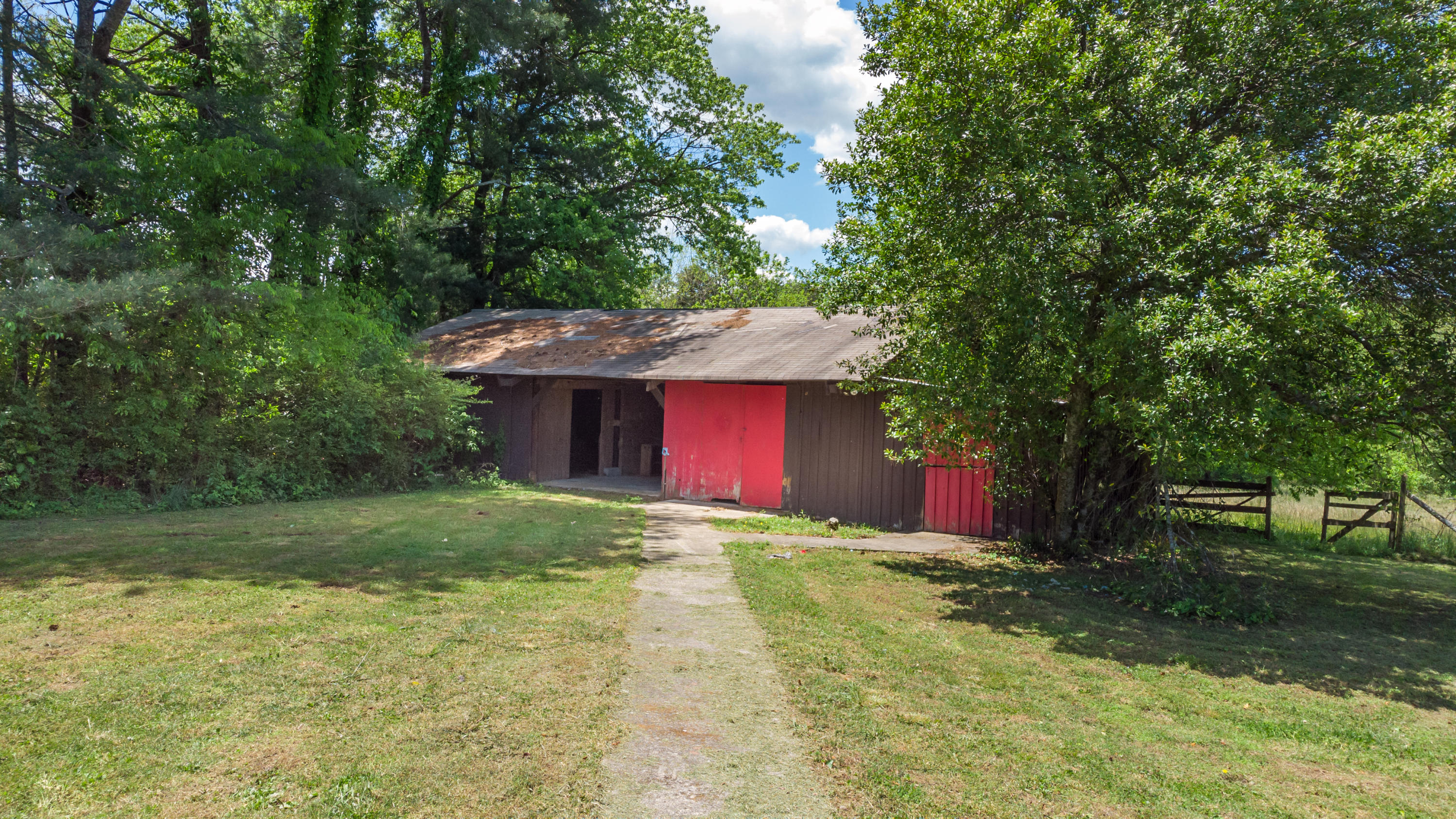 2323 Dry Valley Road Northeast Charleston, TN 37310 - Photo 13 of 22 Barn