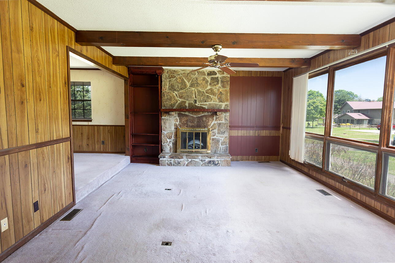 2323 Dry Valley Road Northeast Charleston, TN 37310 - Photo 4 of 22 Living room