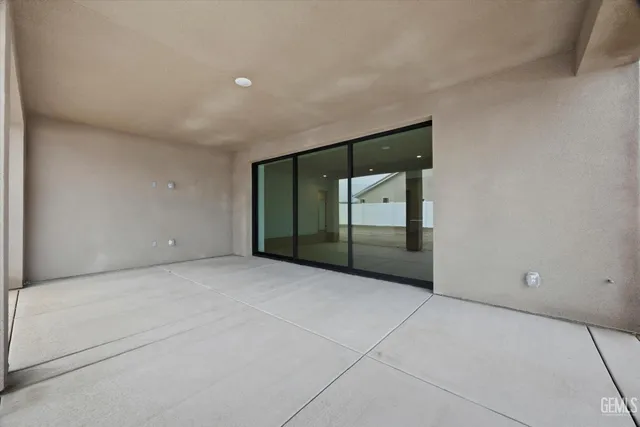 a view of a big room with closet