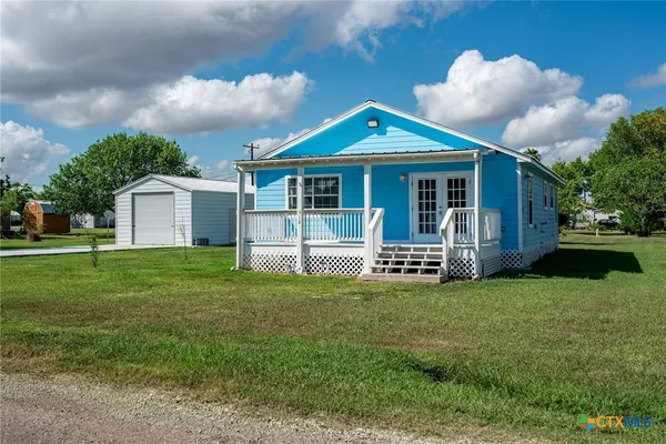 a view of a house with a backyard