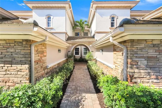 a view of a pathway with a white house