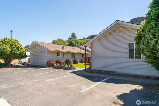 a view of a house with a backyard