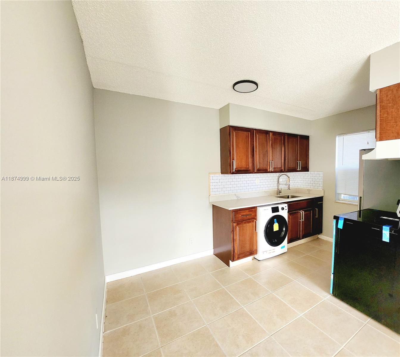 191 Southwest 15th Street, Unit 201 Pompano Beach, FL 33060 - Photo 4 of 10 a bathroom with a tub and a mirror