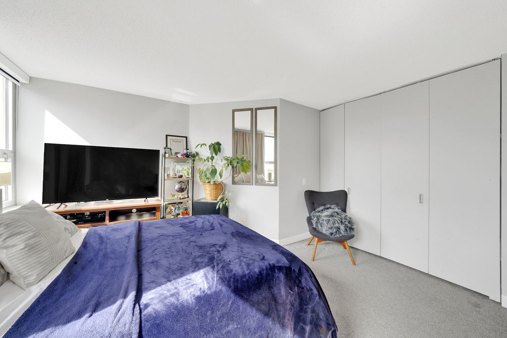 545 North Dearborn Street, Unit 2510 Chicago, IL 60654 - Photo 11 of 37 a living room with furniture and a flat screen tv